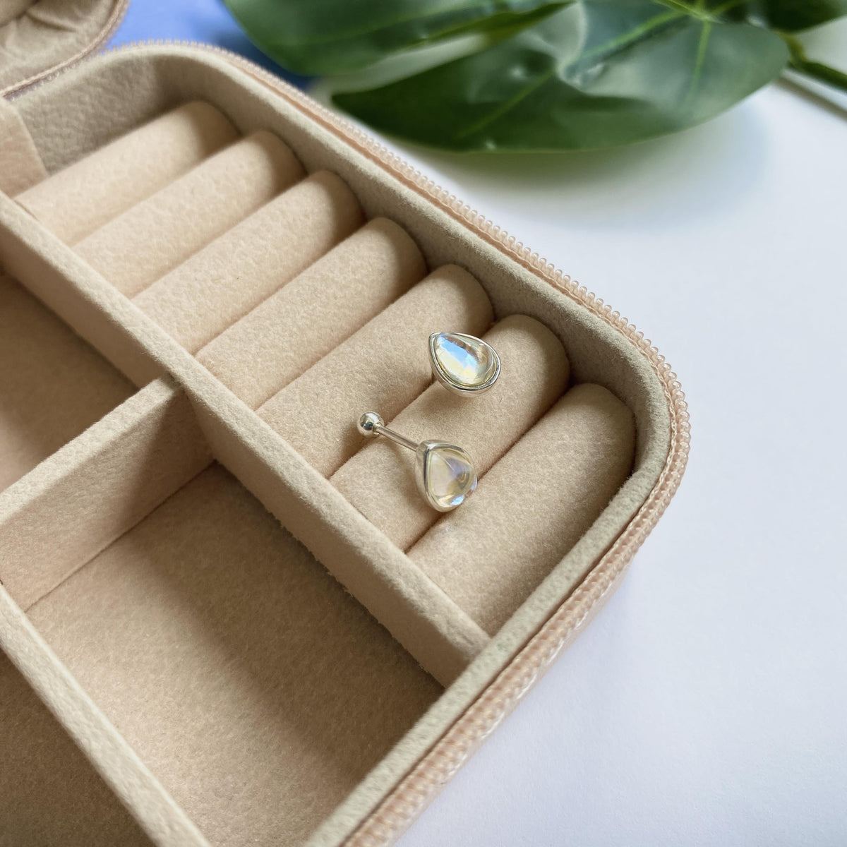 Brinco Gota com Pedra Furta Cor